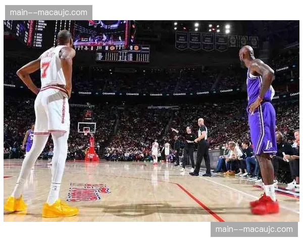 火箭拉拉维亚篮下拉杆遭筐帽，挑战失败维持进攻犯规判罚